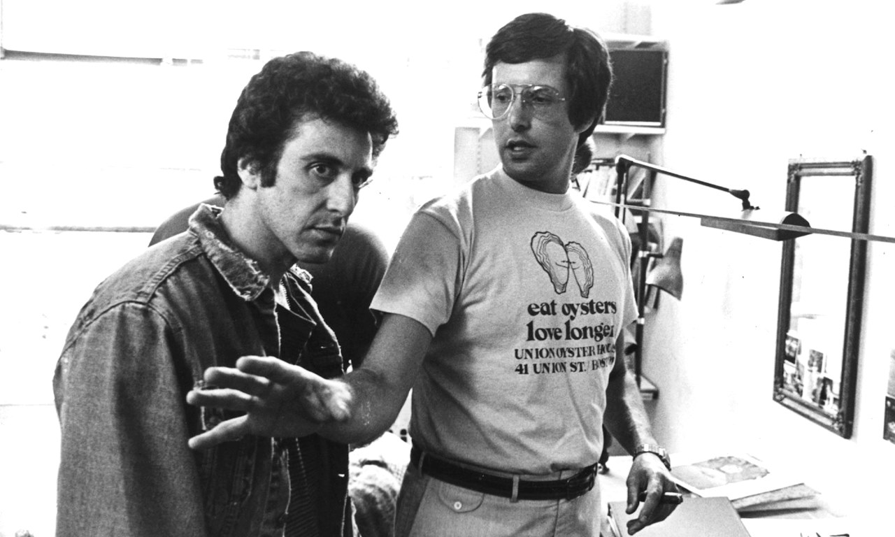 Al Pacino ja William Friedkin Yön kuninkaan kuvauksissa.