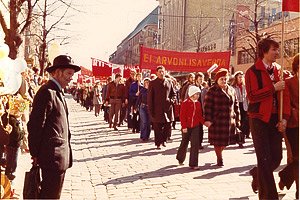 Vappujuhlat Tampere, 1975 Kirsi ja mummu - © Kirsi Marie Liimatainen
