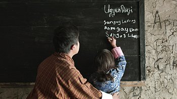 Lunana: A Yak in the Classroom