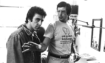 Al Pacino ja William Friedkin Yön kuninkaan kuvauksissa.