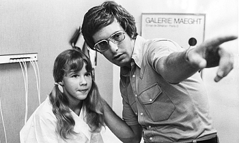 Linda Blair ja William Friedkin Manaajan kuvauksissa / Getty Images.